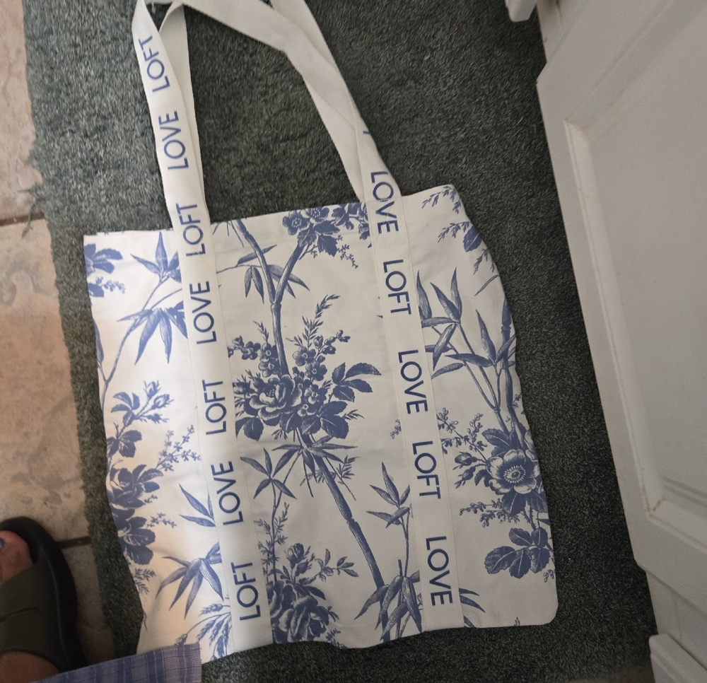 (Givey)LOFT White and Blue Floral Tote with Logo Straps
